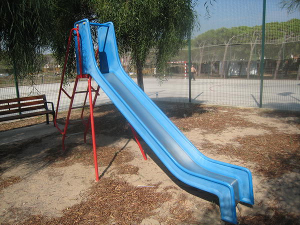 Tobogan del parc infantil del Centre C&iacute;vic de Gav&agrave; Mar